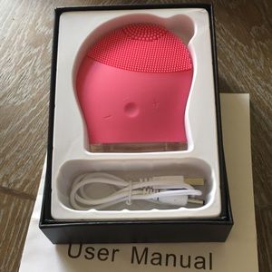 Facial Cleansing Brush. NWT.
